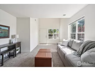 Photo #6: 1011978 Listing