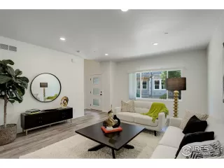 Photo #3: 1011993 Listing