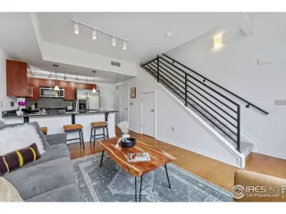 Photo #4: 1012415 Listing