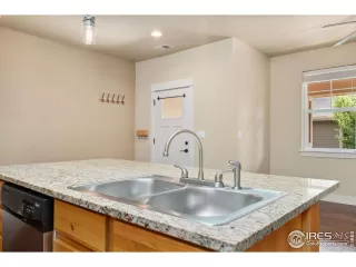 Photo #4: 1012437 Listing