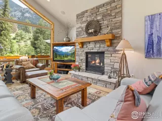 Photo #6: 1012634 Listing