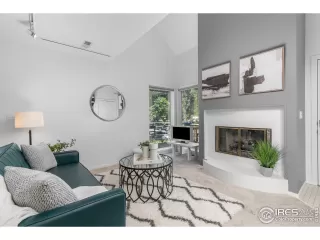 Photo #6: 1012828 Listing