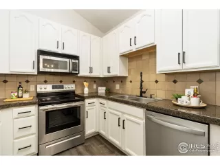 Photo #6: 1012949 Listing