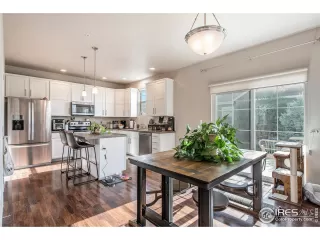 Photo #6: 1012988 Listing