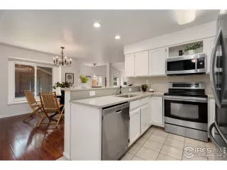 Photo #6: 1014618 Listing