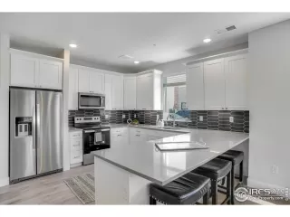 Photo #5: 1016523 Listing