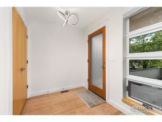 Photo #6: 1018269 Listing