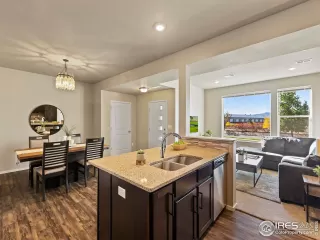 Photo #6: 1021453 Listing