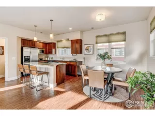 Photo #6: 1022635 Listing