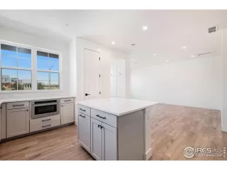 Photo #3: 1023206 Listing