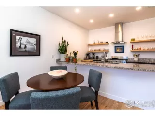 Photo #6: 1025709 Listing