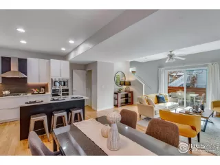 Photo #4: 1026348 Listing