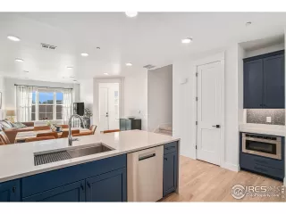 Photo #5: 1026503 Listing