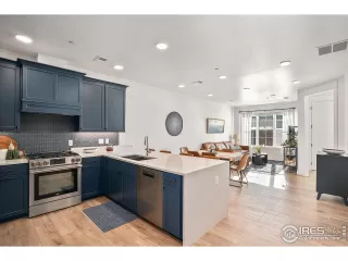 Photo #6: 1026503 Listing