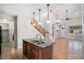 Photo #4: 1027158 Listing