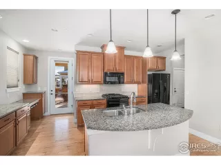 Photo #5: 1027158 Listing