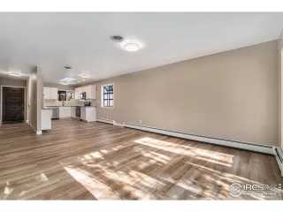 Photo #5: 1027318 Listing