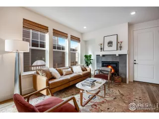 Photo #4: 1027327 Listing