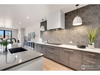 Photo #5: 1027667 Listing