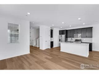 Photo #4: 1027888 Listing