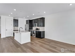 Photo #6: 1027888 Listing