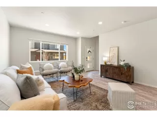 Photo #5: 1027909 Listing