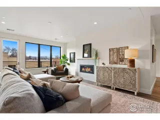 Photo #2: 1027913 Listing