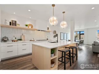 Photo #6: 1027913 Listing