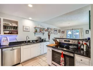 Photo #5: 1027922 Listing