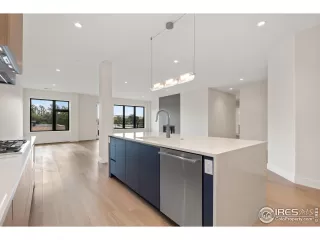 Photo #4: 1027980 Listing