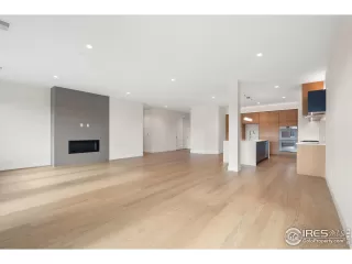 Photo #6: 1027980 Listing