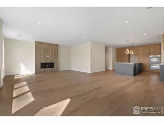 Photo #6: 1027982 Listing