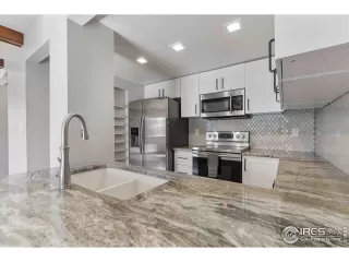 Photo #6: 1028019 Listing