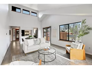 Photo #5: 1028246 Listing