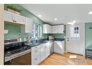 Photo #4: 1028427 Listing