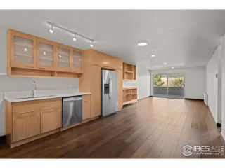 Photo #3: 1028506 Listing