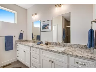 Photo #5: 1028915 Listing