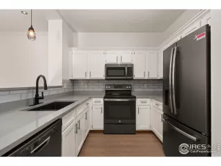 Photo #4: 1029203 Listing