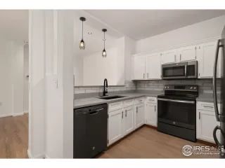 Photo #5: 1029203 Listing