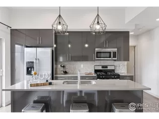 Photo #6: 1029419 Listing