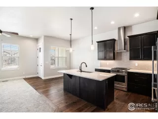 Photo #5: 1029624 Listing