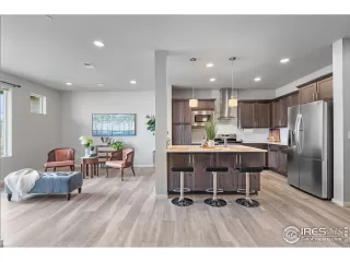 Photo #6: 1029641 Listing