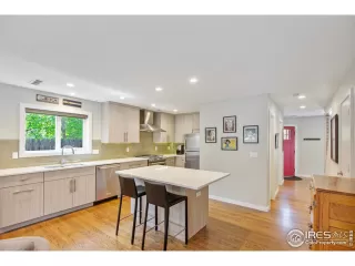 Photo #5: 1030252 Listing