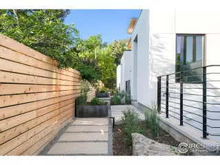 Photo #2: 1030981 Listing