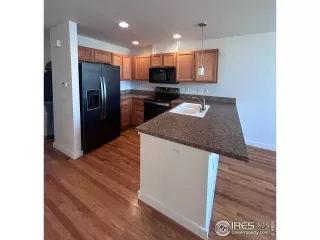 Photo #6: 1031209 Listing