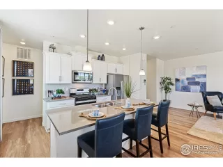 Photo #5: 1031441 Listing