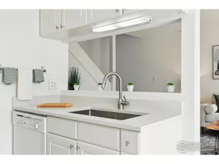 Photo #6: 1031552 Listing