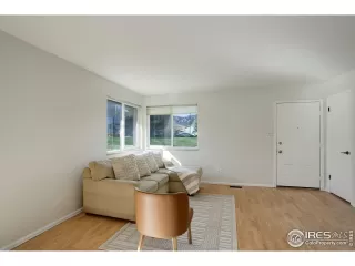 Photo #5: 1031621 Listing