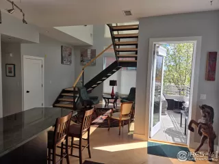 Photo #4: 1031698 Listing