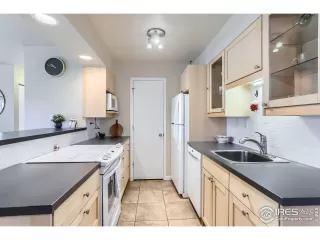 Photo #6: 1031881 Listing